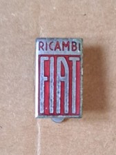 Distintivo spilla auto RICAMBI FIAT, rettangolo, color rosso, vintage PAGANI