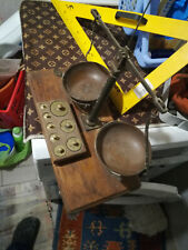 bilancia vintage a due piatti CON PIATTI IN RAME CON PESI SERIE