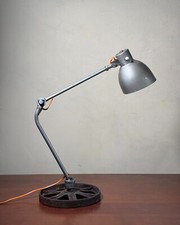 Vecchia lampada da officina