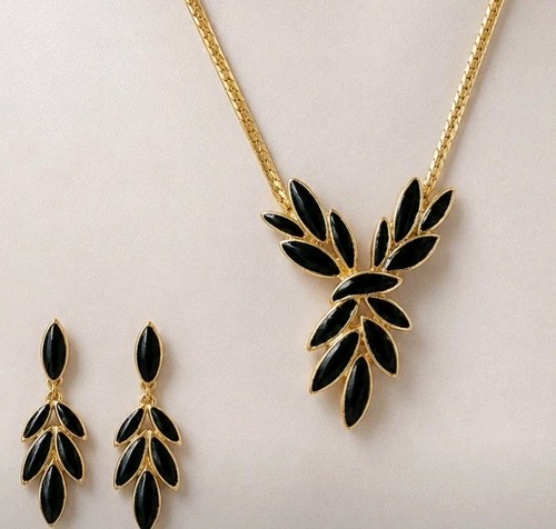 Vtg trifari goldtone - vtg, black
