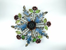 Plafoniera in ferro battuto ad una luce con foglie colorate e rose decorative