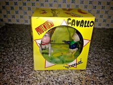 BOX QUO E IL SEGRETO DEL PORTENTOSO CAVALLO IL GIOCATTOLO 1960 NUOVO LATTA MOLLA