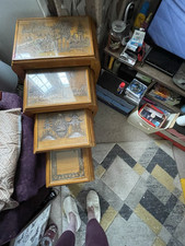 Nido di 4 tavoli cinesi, con piano in vetro e pesantemente intagliato.