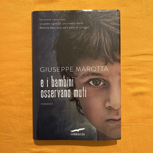 Bambini osservano muti - e, i
