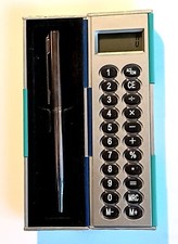 CALCOLATRICE e PENNA in SCATOLA MAGICA Bella Pratica da Collezione FUNZIONA