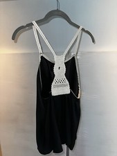 top nero in seta con dettagli in uncinetto bianchi mai utilizzato