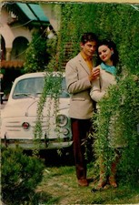 66768H  Vecchia cartolinA COPPIA INNAMORATI CON VECCHIA FIAT 500 O 600