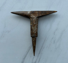 Piccola incudine in ferro vintage da collezione fabbro armaiolo orafo strumento.