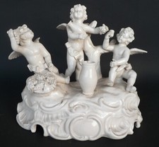 Gruppo di tre angeli in