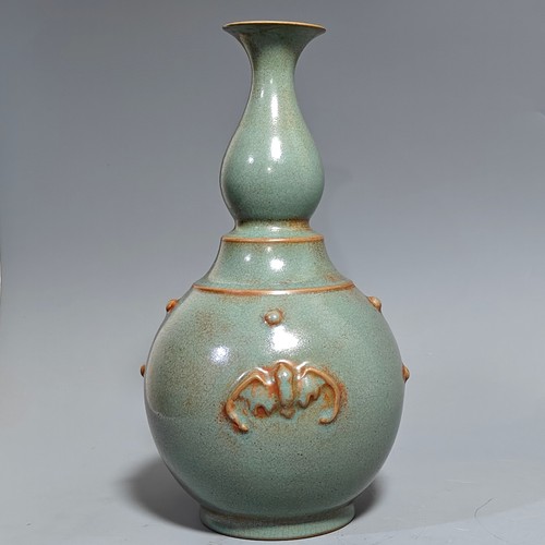 Antico vaso pipistrello chiodo
