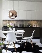 OFFERTA TAVOLO TULIP EERO SAARINEN, DIAMETRO CM 107 LAMINATO BIANCO +4 SEDIE DSW