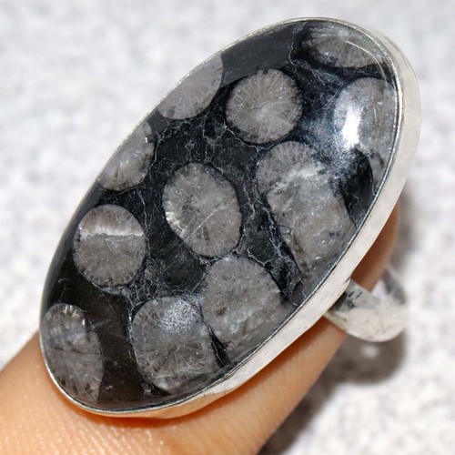 Anello corallo fossile nero