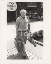 1985 ca COSTUME ITALIA VENEZIA (?) Giornalista Mario PASTORE in partenza *Foto