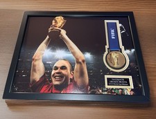 Medaglia Mondiali firmata Andres INIESTA incorniciata. **COA E PROVA DI FOTO 