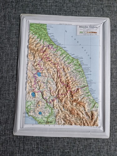 Carta geografica rilievo - geografica, in