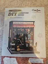 Libro fai da te Nook zio Joe's pizzeria legno miniatura casa delle bambole kit libreria nuovo