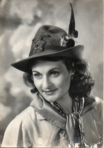 Alpini ragazza con cappello - con,
