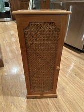 Porta cd vintage a torre in legno con vimini su porta 22"