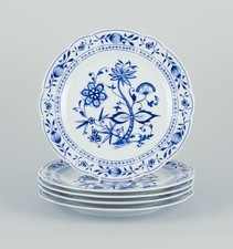 Kahla, Germania. Set di cinque piatti da pranzo in porcellana. Decorazione...