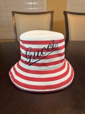 Cappello a secchiello con logo