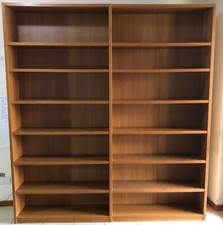 Libreria moderna come nuova in legno massiccio molto pesante.