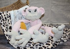 Scimmia rosa all'uncinetto