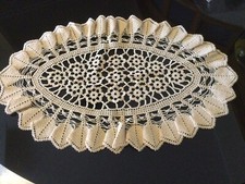 Centrino ovale all’uncinetto