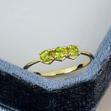 Anello tre pietre peridoto