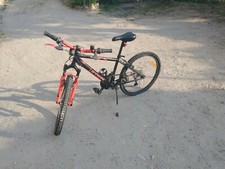 Bicicletta ragazzo di marca B'TWIN usata di colore rosso