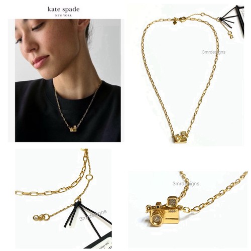 Collana nuova con etichette