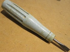 vecchio cacciavite in plastica