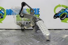 Gancio poggiapiedi anteriore