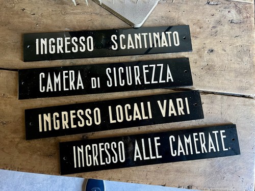 Vecchie insegna targa - vecchie,