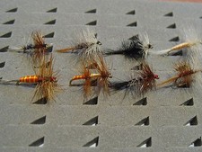 16 mosche assortite, morte. Contadina e tricolore. Pesca a mosca. PESCA A MOS...