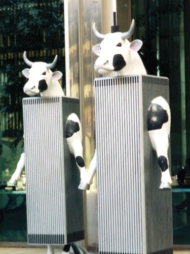 Cow parade twin cowers - cow, 