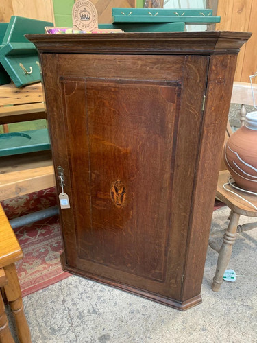 Antica credenza angolare - , in