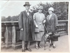 Una passeggiata nel parco con un pastore tedesco, fotografia d'epoca fine art.