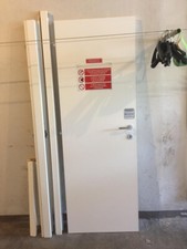 PORTA BIANCA COMPLETA DI TUTTO, PRATICAMENTE NUOVA.H. 2,1 MTLARGH. 70 CM 