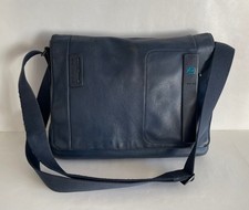 Afffare  unisex  messenger  organizzatissima  in pelle blu  Piquadro