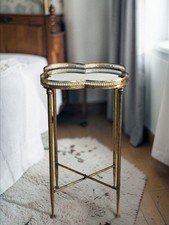 Tavolino in metallo decorato