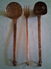 SET DI TRE MESTOLI DA CUCINA CON MANICI PUNZONATI A MANO IN RAME VEDI FOTO