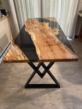 Tavolo epossidico, sala da pranzo, divano, centrotavolo bordo vivo tavolo noce, ordine personalizzato