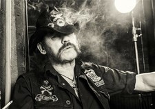 385721 Lemmy Kilmister fumo