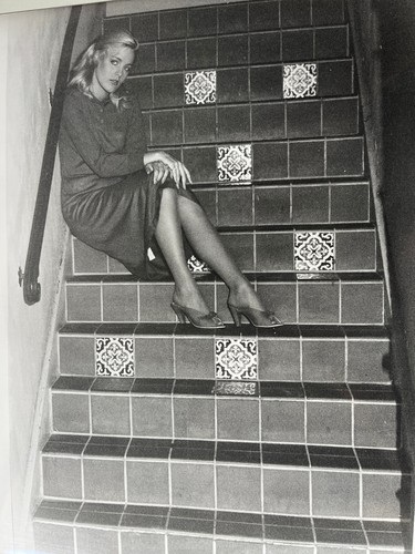 Donna bionda anni seduta - bionda, 80