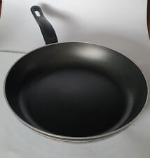 Padella antiaderente in alluminio con manico. Dia: 28 cm. H=5 cm. No induzione