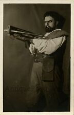 Attore con balestra foto