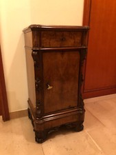 ANTICA COMODINA NAPOLETANA IN RADICA DI NOCE L 42 X P 35 X H 85 CM CON CHIAVE