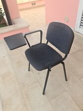 Sedia imbottita con bracciolo e tavoletta scrittoio