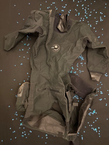 Dui drysuit with pouches and