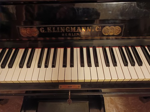 Pianoforte verticale kling man - pianoforte,